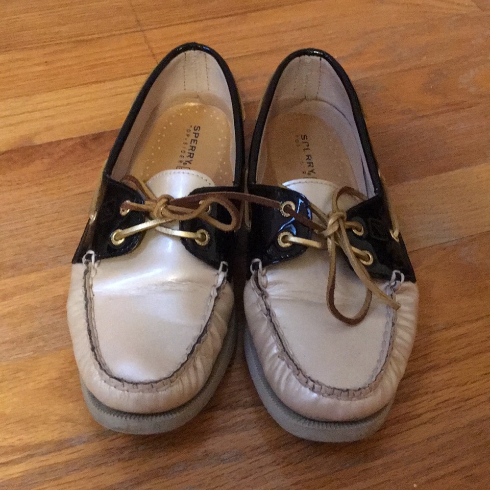SPERRY patent leather boat shoe
